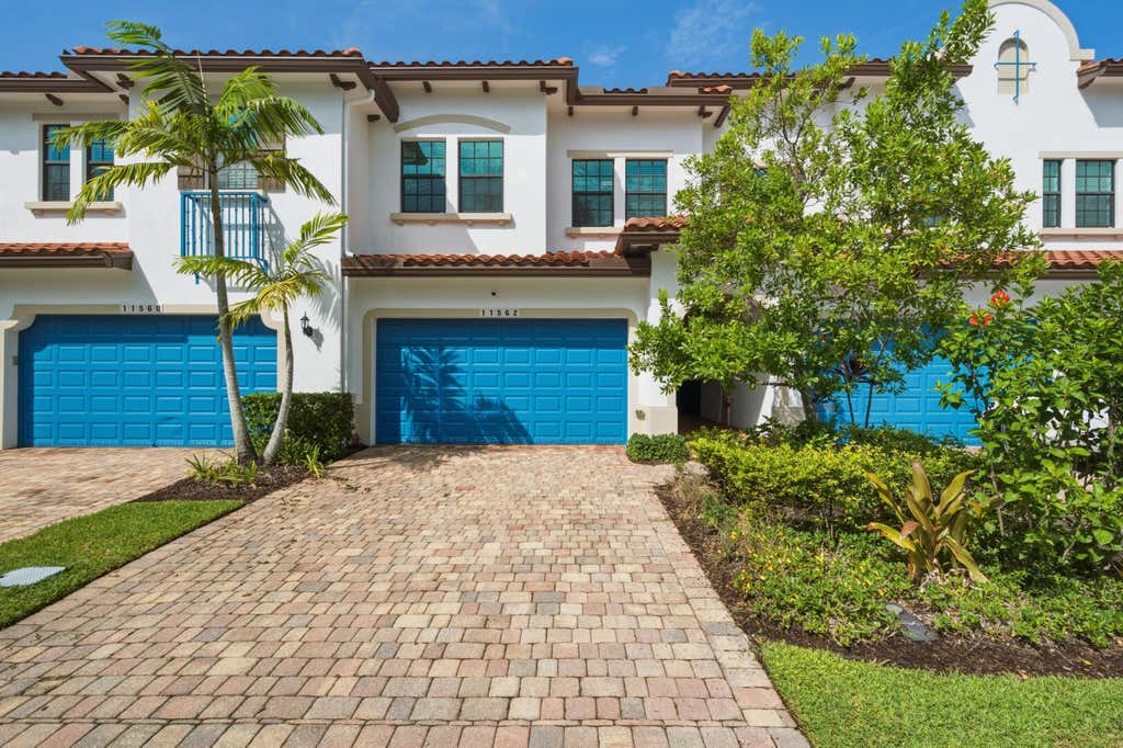 Photo of 11562 SW 13th Lane, Pembroke Pines, FL 33025 (MLS # B26062597)