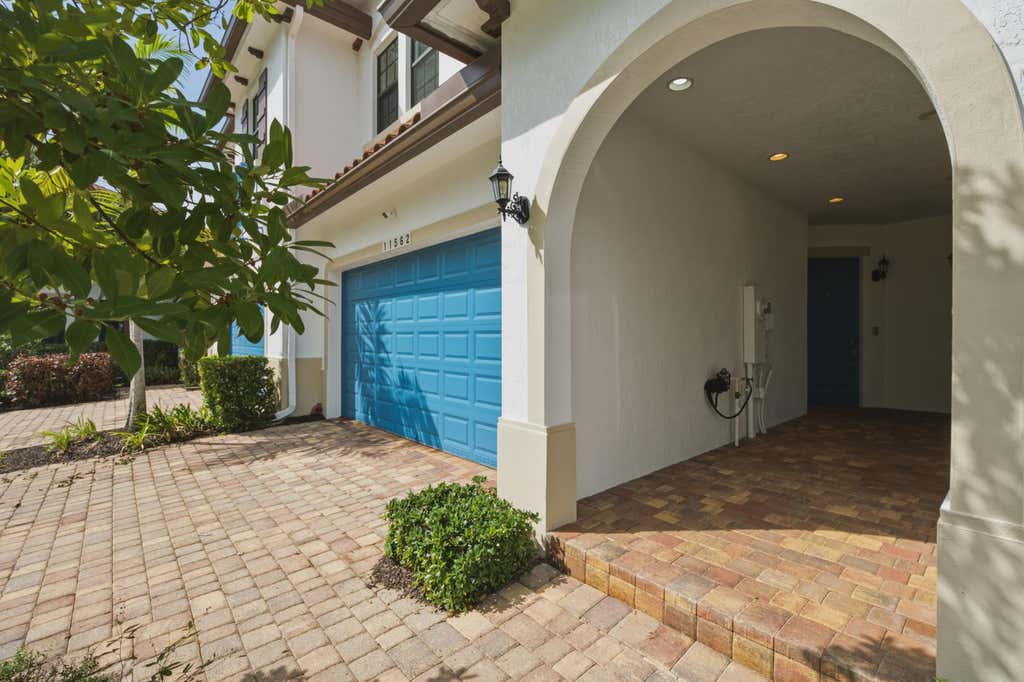 Photo of 11562 SW 13th Lane, Pembroke Pines, FL 33025 (MLS # B26062597)