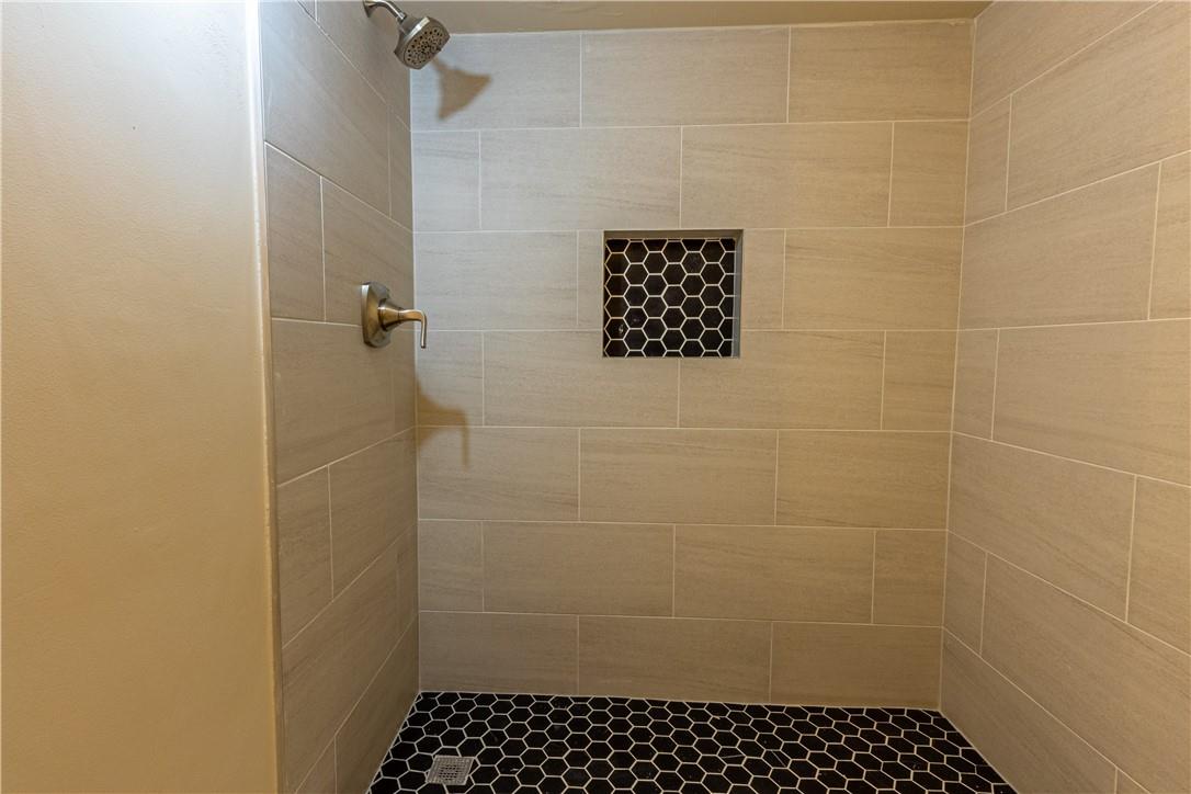 OAKLAND SHORES CONDOMINIU - Residential Lease