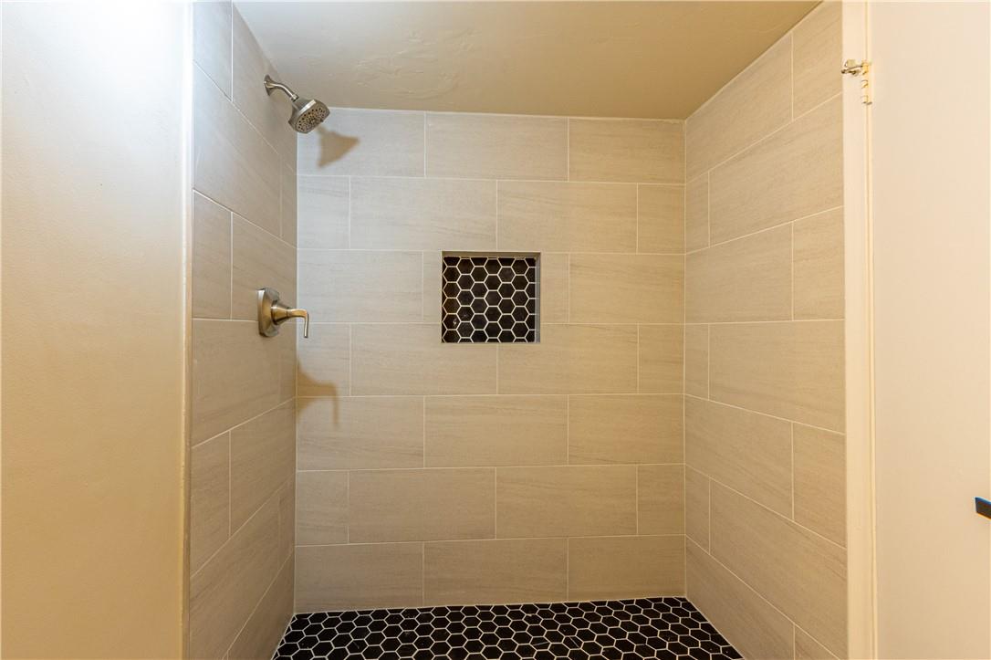 OAKLAND SHORES CONDOMINIU - Residential Lease