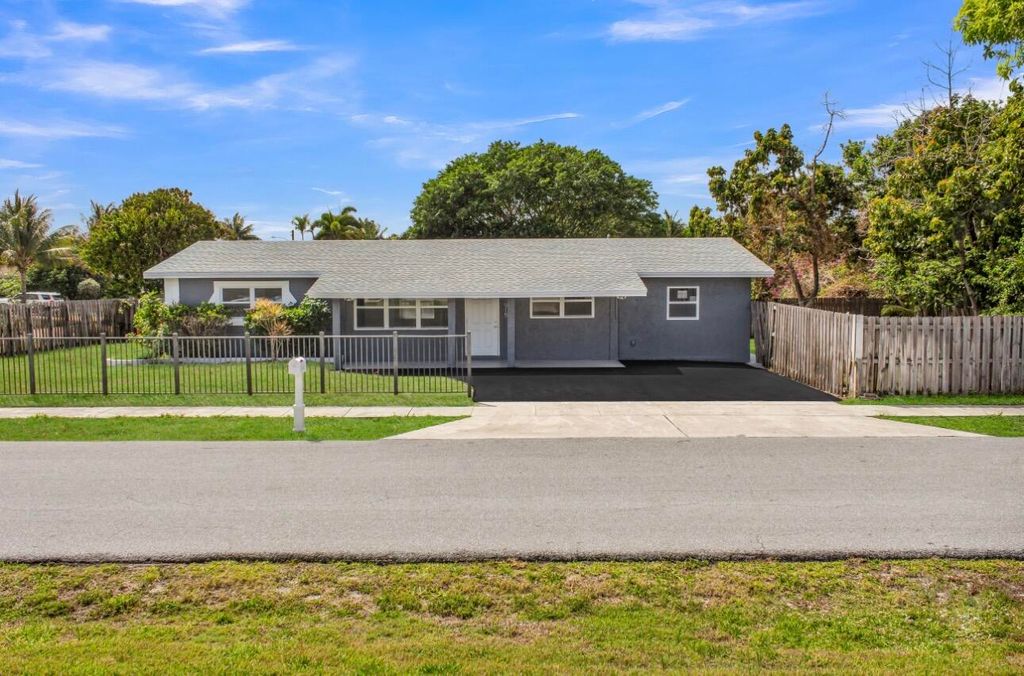 Photo of 915 SW 3rd Street, Boynton Beach, FL 33435 (MLS # B26011027)
