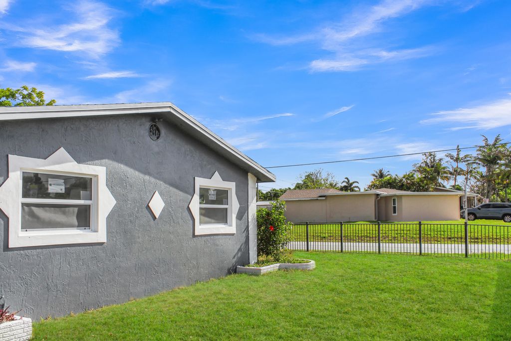 Photo of 915 SW 3rd Street, Boynton Beach, FL 33435 (MLS # B26011027)