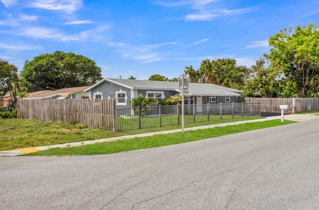 Photo of 915 SW 3rd Street, Boynton Beach, FL 33435 (MLS # B26011027)