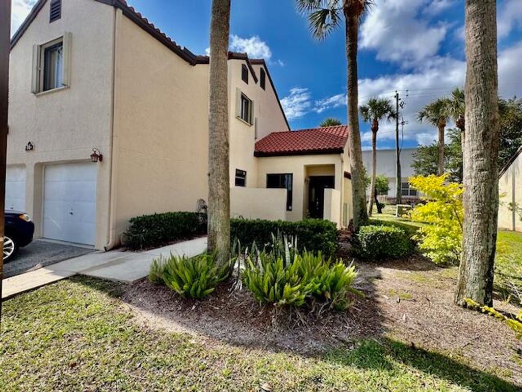 Photo of 16 Via De Casas Sur #104, Boynton Beach, FL 33426 (MLS # R10985460)