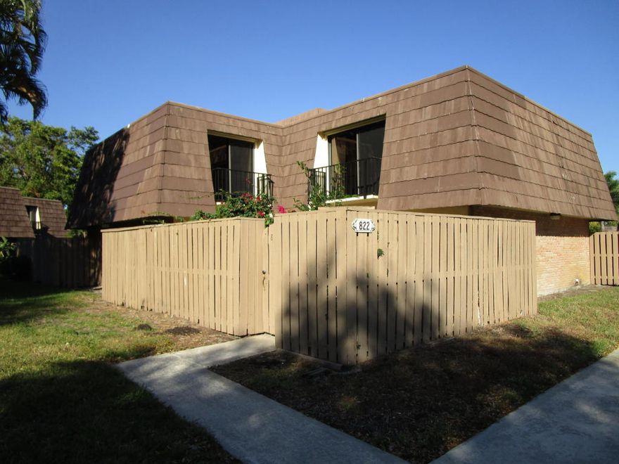 Spacious townhome in an extremely desirable location right in the heart of Palm Beach Gardens. Close to great shopping, restaurants and easy highway access. Small Good pet welcome with non-refundable pet fee of $250.00