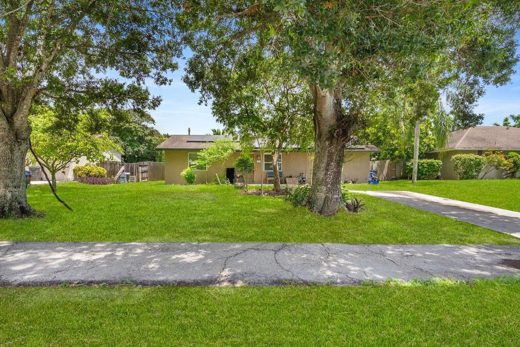 Photo of 7407 Cocoanut Drive, Lake Worth, FL 33467 (MLS # R11111427)