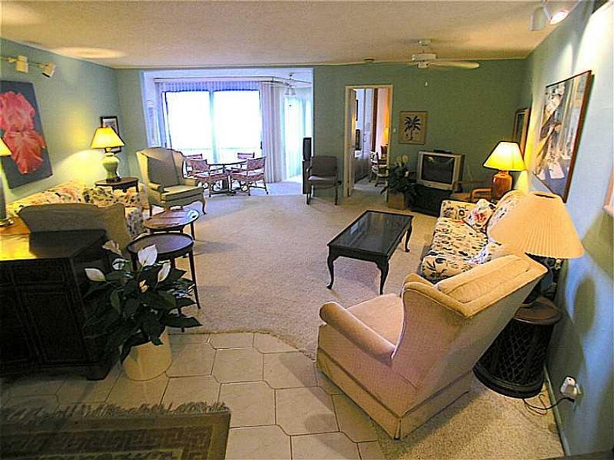 Huge King 1 bedrm 1.5 bath on lake with waterfront view, fully furnished, turnkey, over 1300 sqft under air, larger than most 2 bedrm units, beautiful heated pool, super convenient location, easy access to I-95 and turnpike, available now, seasonal or ann ual, large rooms in open floorplan, close to shopping, restaurants & Isles Casino, tennis, golf, jogging paths