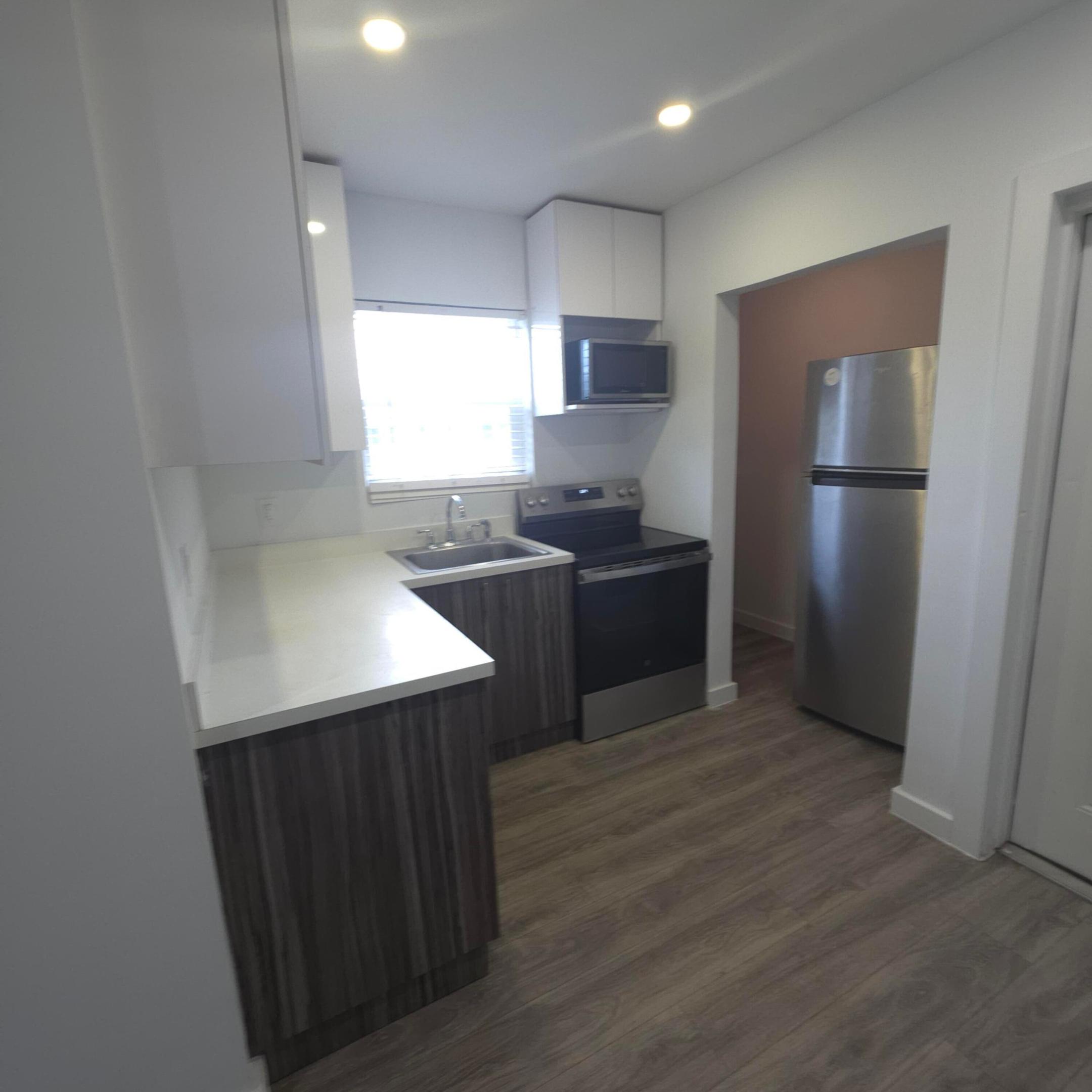 906 N Riverside Drive 1-9