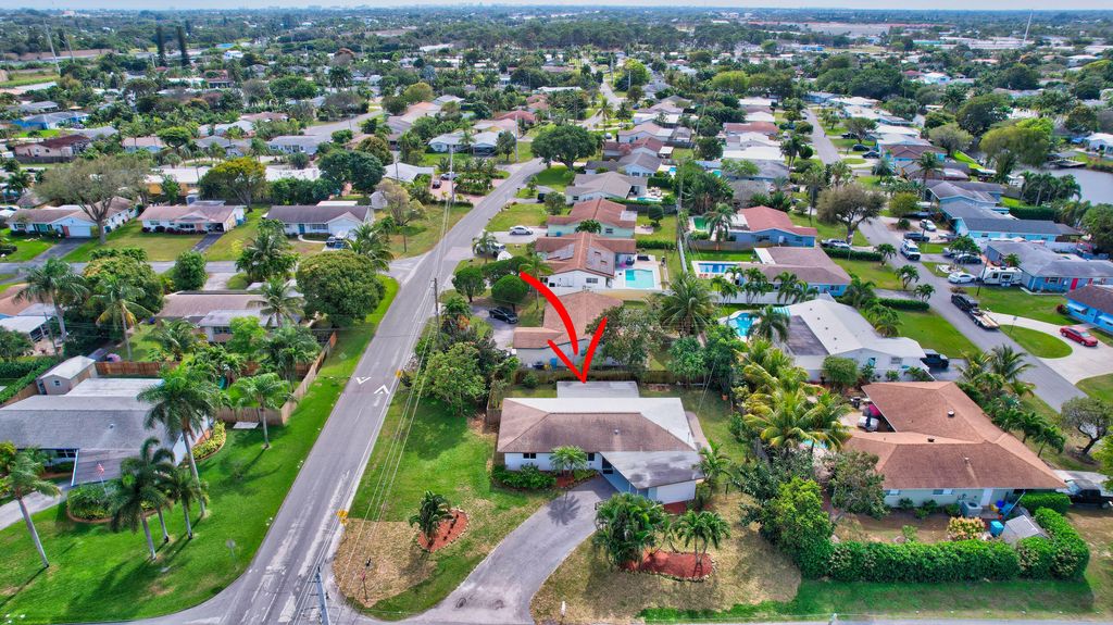 Photo of 1102 SW 25th Avenue, Boynton Beach, FL 33426 (MLS # R10956120)