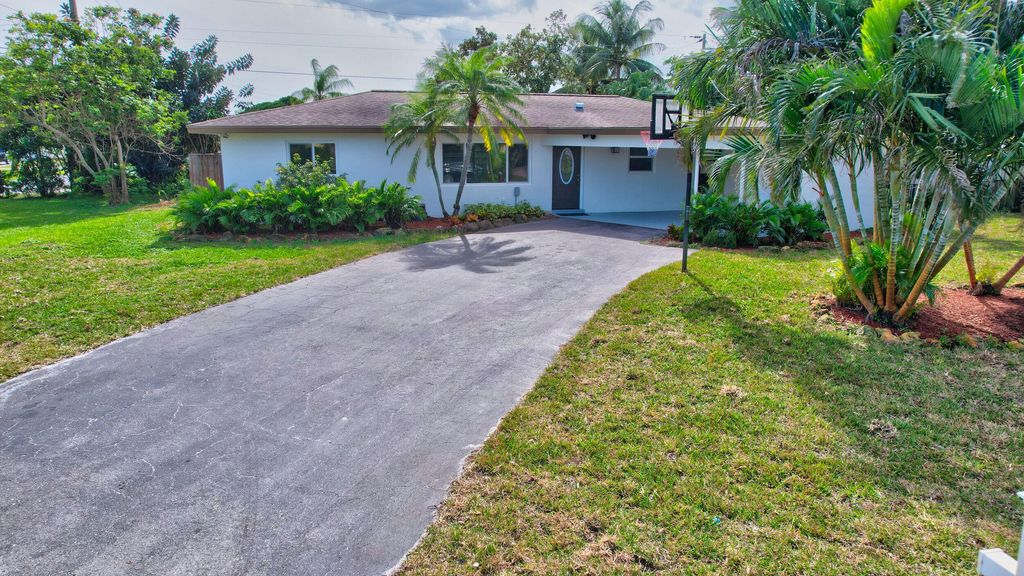 Photo of 1102 SW 25th Avenue, Boynton Beach, FL 33426 (MLS # R10956120)
