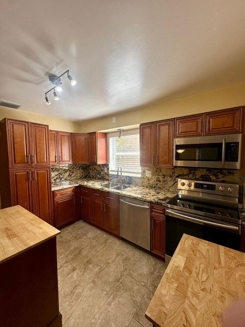 NORTH ANDREWS GARDENS FIR - Residential Lease