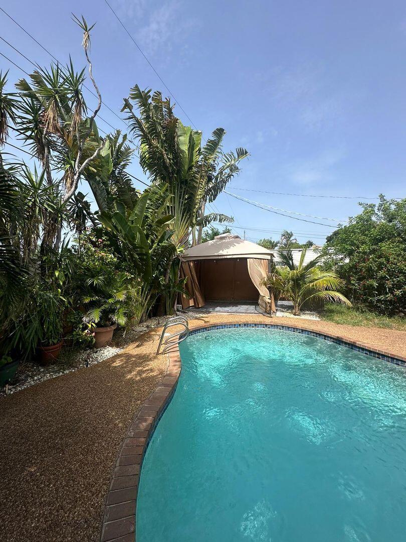 NORTH ANDREWS GARDENS FIR - Residential Lease