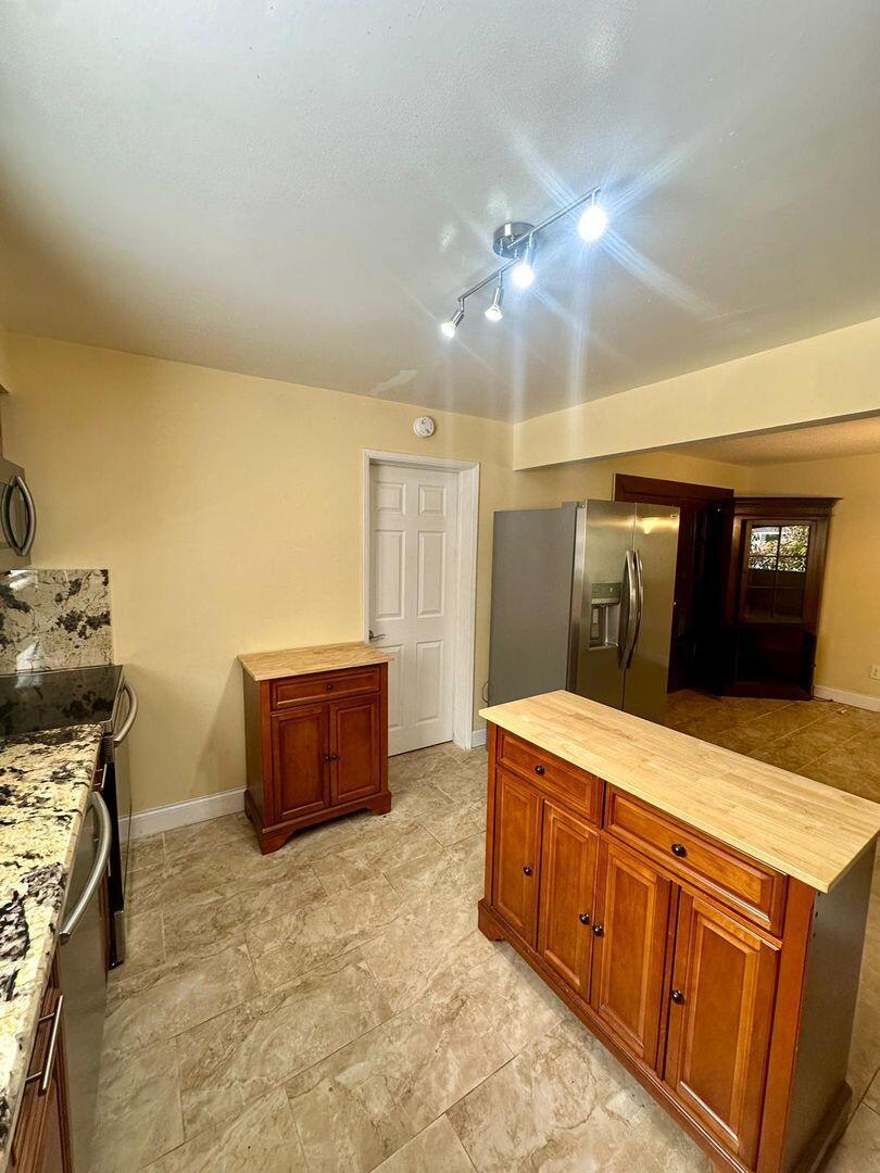 NORTH ANDREWS GARDENS FIR - Residential Lease