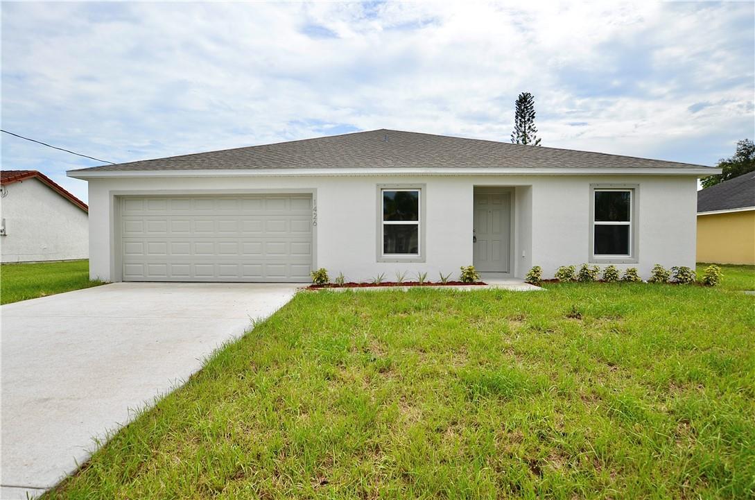 Gorgeous 4/2 Single family home! Beautiful open floor plan, spacious kitchen with a huge island, stainless steel appliances and granite countertops. Beautiful bathrooms, great backyard perfect for entertaining, and much more!! A must see!