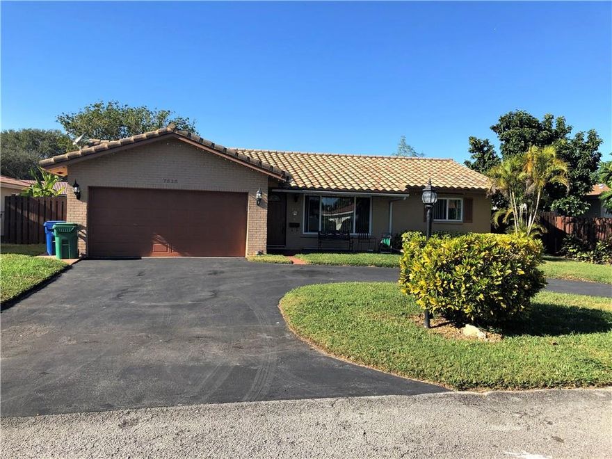 RUN DON'T WALK TO THIS BEAUTIFUL WELL-MAINTAINED HOME WITH GREAT CURB APPEAL! 3/2 - 2 CAR GARAGE**NO HOA**RENOVATED KITCHEN WITH GRANITE COUNTERTOPS, NEW RANGE, DISHWASHER & MICROWAVE**SPLIT FLOOR PLAN**SEPARATE UTILITY ROOM**NEW FLOORS**NEW WATER HEATER**NEWER WASHER & DRYER. NEARBY RESTAURANTS, PARKS AND MINUTES FROM "THE WALK".