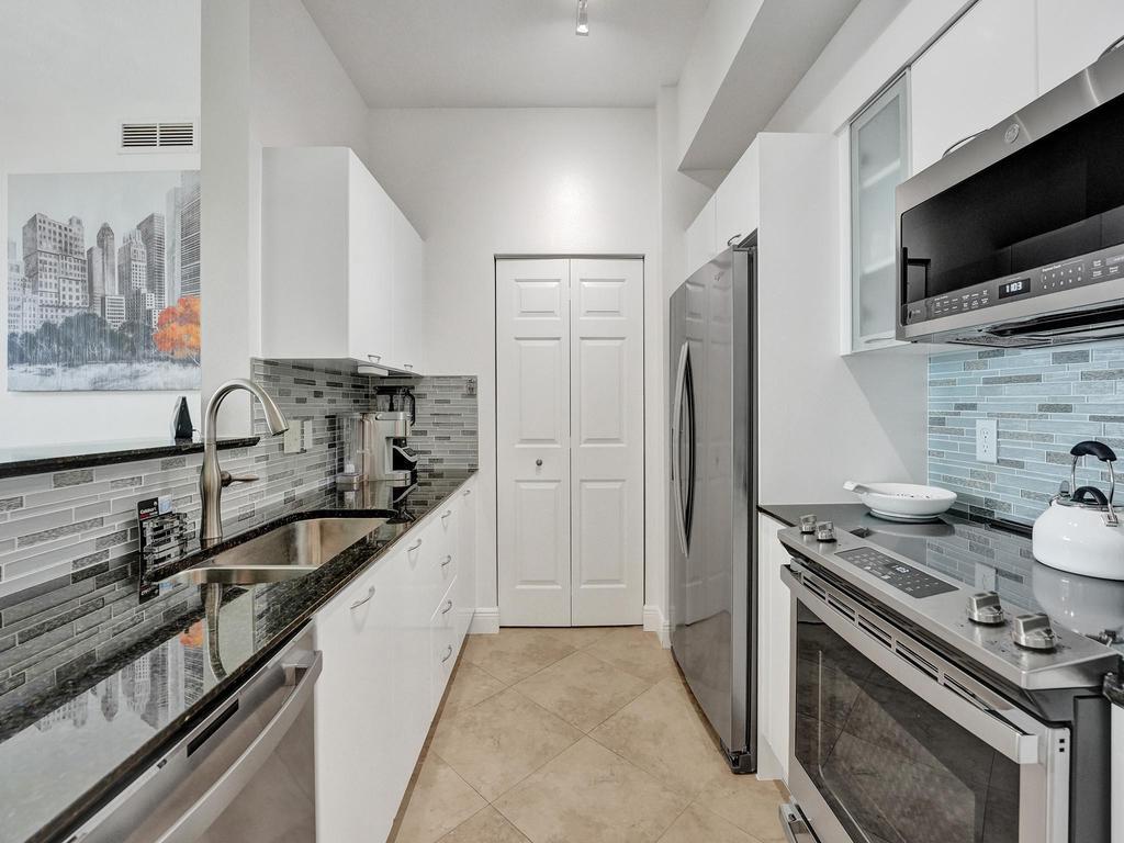 625 Casa Loma Boulevard Ph 06