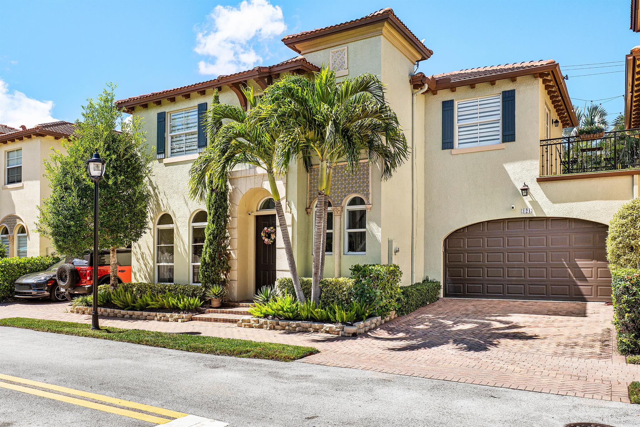 121 Via Poinciana Lane