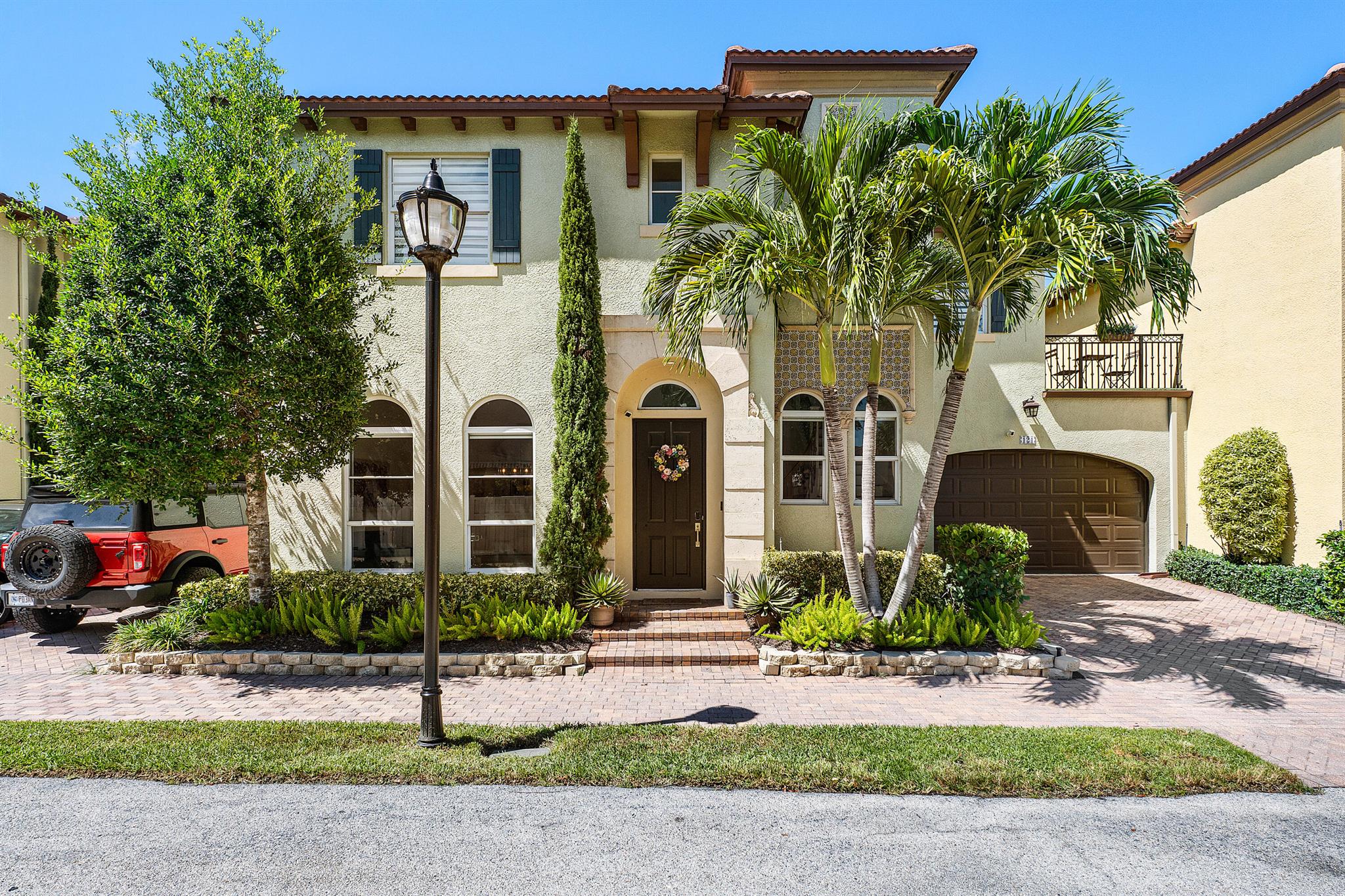 121 Via Poinciana Lane