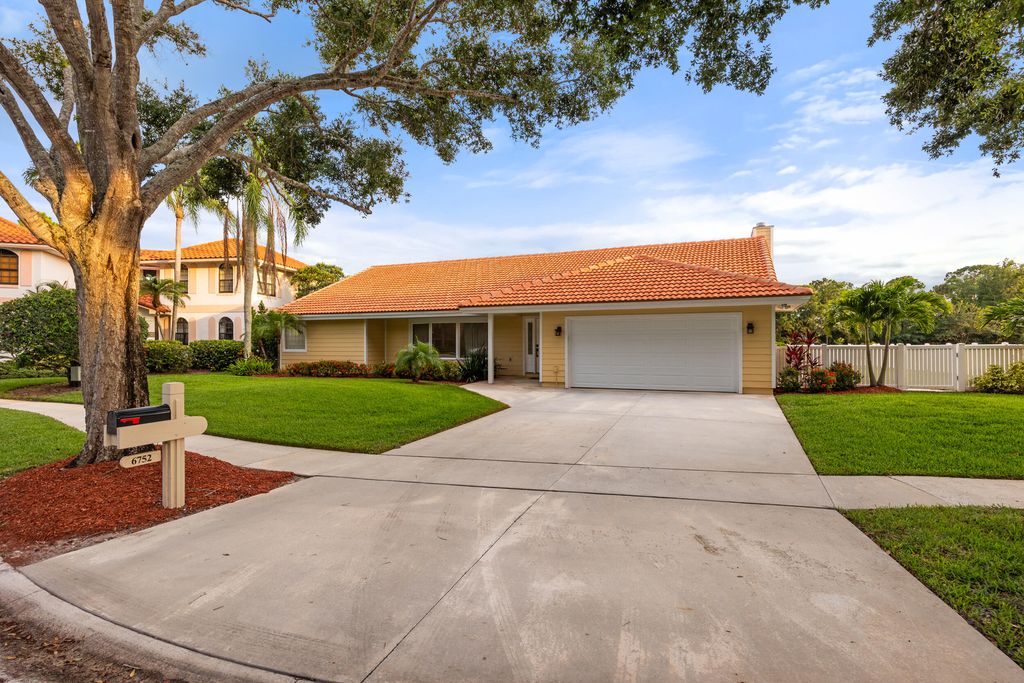 Photo of 6752 Viewpoint Court, Jupiter, FL 33458 (MLS # R10998483)