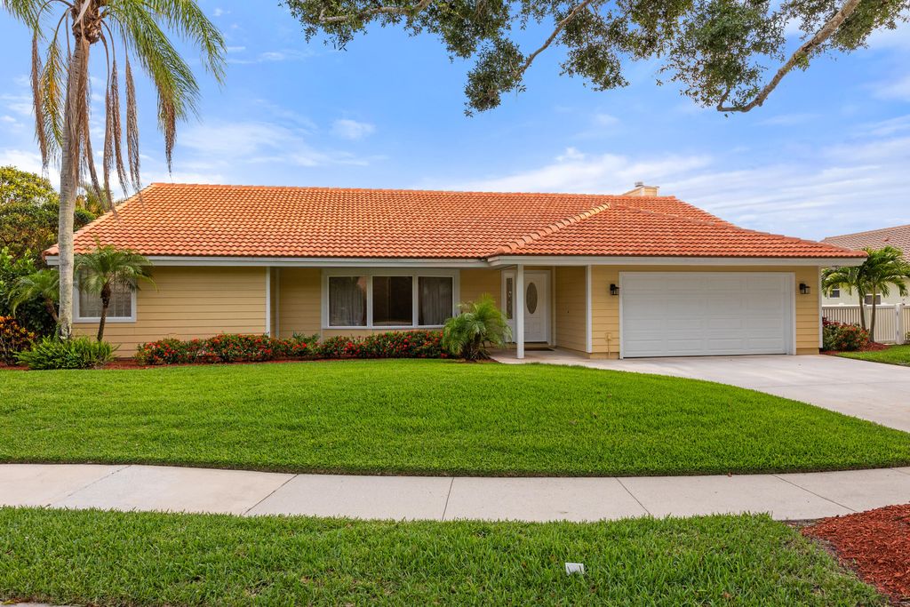 Photo of 6752 Viewpoint Court, Jupiter, FL 33458 (MLS # R10998483)