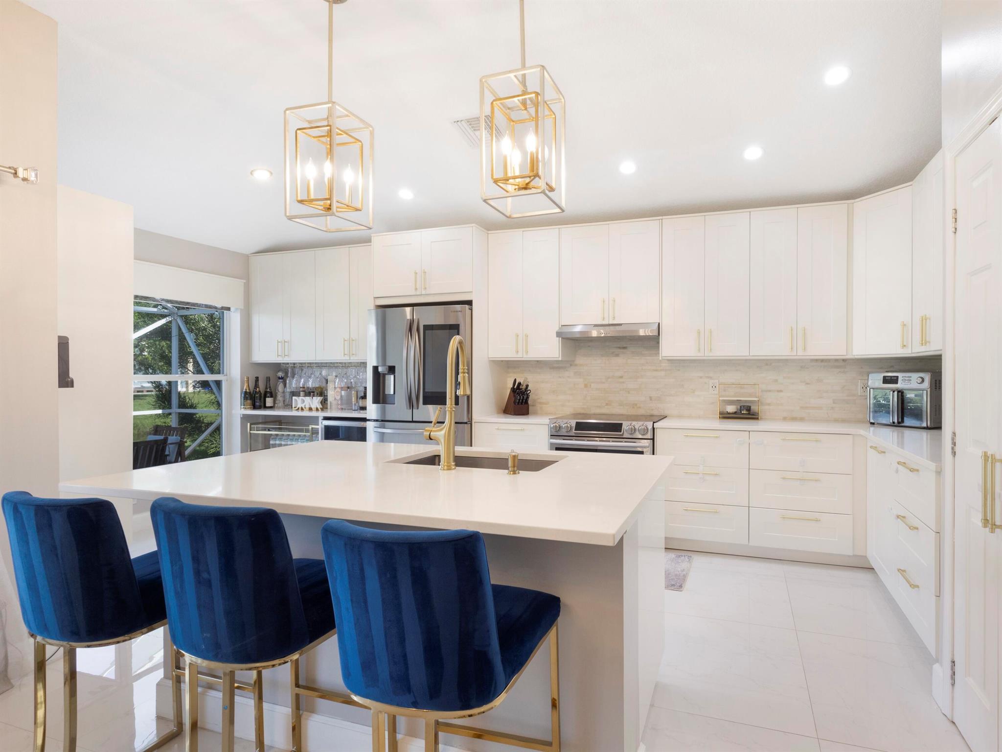 6821 Hendry Drive