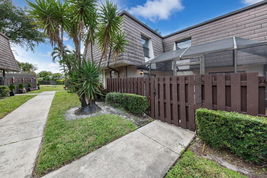 BEAUTIFUL & SPOTLESS TOWNHOME! This updated home features a BRAND-NEW KITCHEN with QUARTZ COUNTERTOPS and STAINLESS STEEL APPLIANCES, an OVERSIZED LIVING ROOM perfect for entertaining, and a bright, open layout. Enjoy the convenience of being LOCATED JUST STEPS FROM THE COMMUNITY POOL. Well-maintained community with great amenities and an excellent location close to shopping, dining, and major roadways. A MUST-SEE!