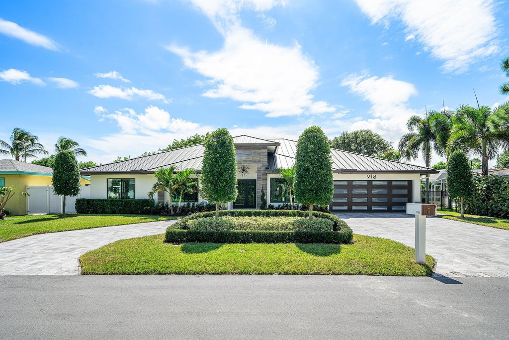 Photo of 918 SW 28th Avenue, Boynton Beach, FL 33435 (MLS # B26088760)