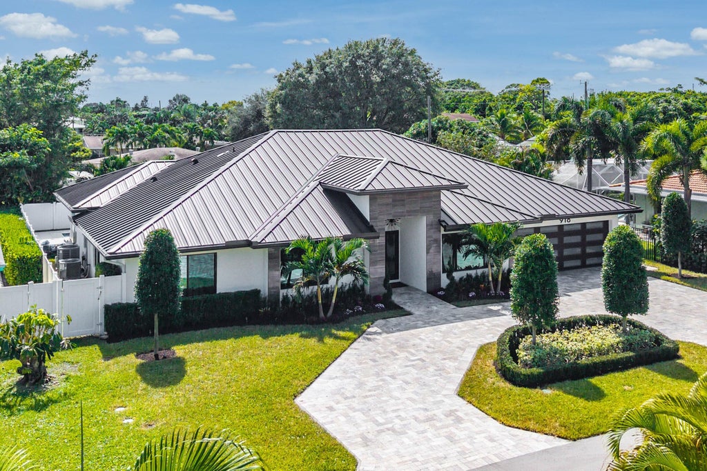 Photo of 918 SW 28th Avenue, Boynton Beach, FL 33435 (MLS # B26088760)