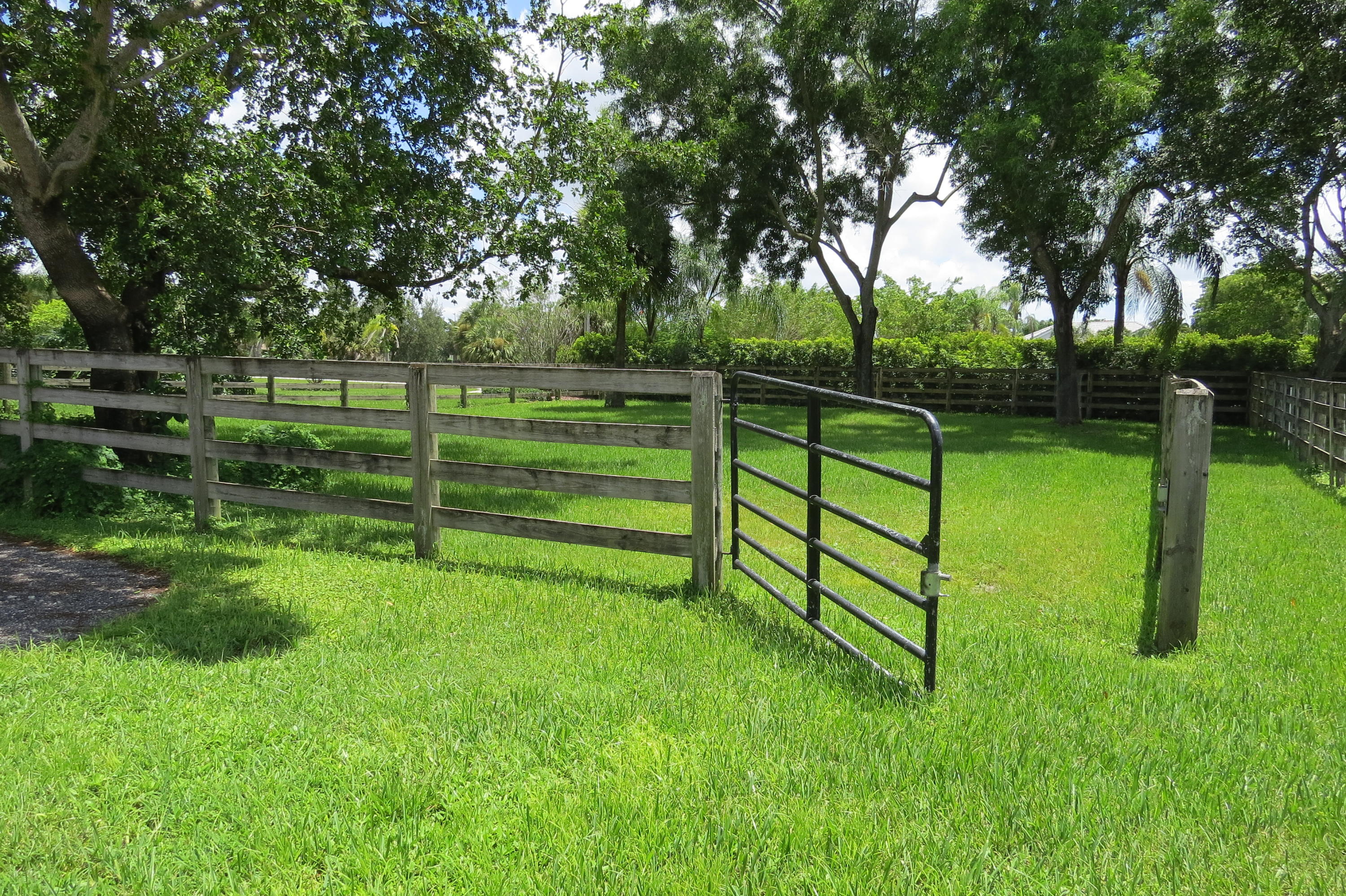 SADDLE TRAIL PARK OF WELLINGTON - Residential