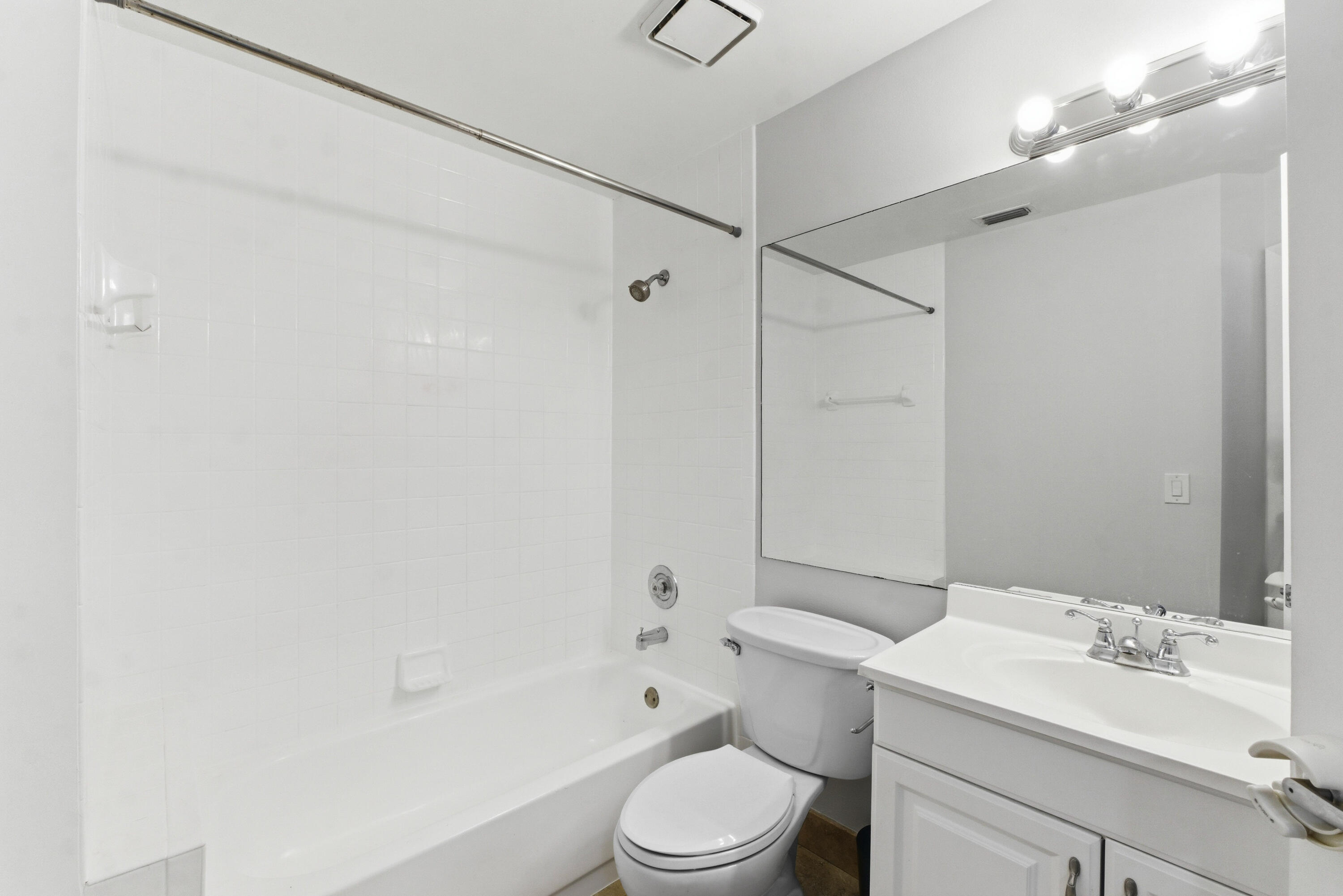 BOCA CHASE TR 4 - Residential Lease