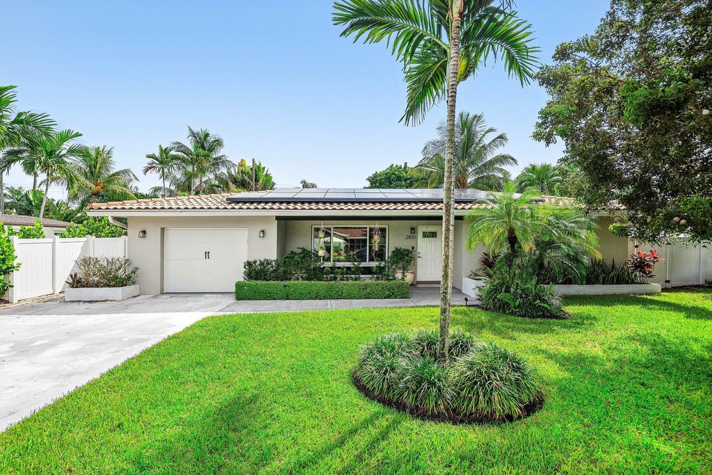 Photo of 2810 SW 5th Street, Boynton Beach, FL 33435 (MLS # B26006518)