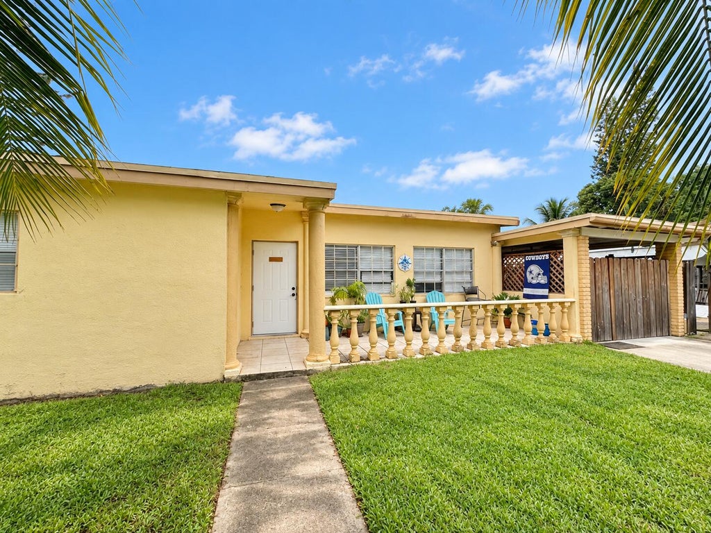 Photo of 2205 NE 4th Court, Boynton Beach, FL 33435 (MLS # B26079747)