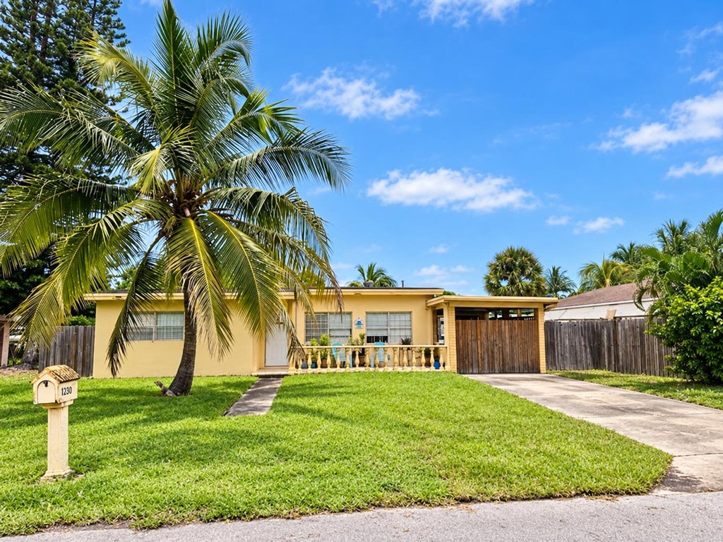 Photo of 2205 NE 4th Court, Boynton Beach, FL 33435 (MLS # B26079747)