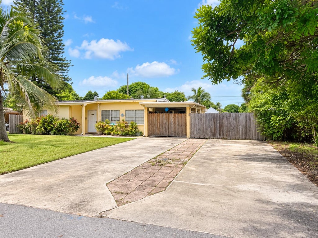 Photo of 2205 NE 4th Court, Boynton Beach, FL 33435 (MLS # B26079747)