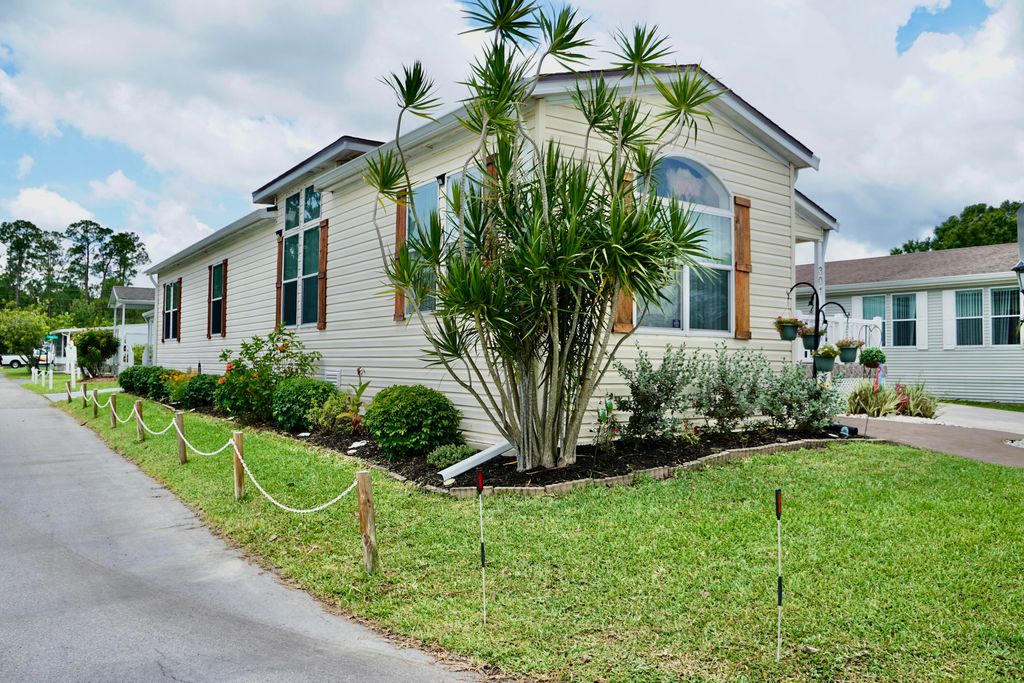 Photo of 301 Heritage Boulevard, Vero Beach, FL 32966 (MLS # R11095856)