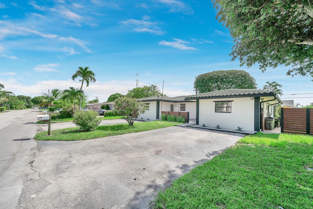Photo of 2599 NE 2nd Ave, Boca Raton, FL 33431 (MLS # F10526764)