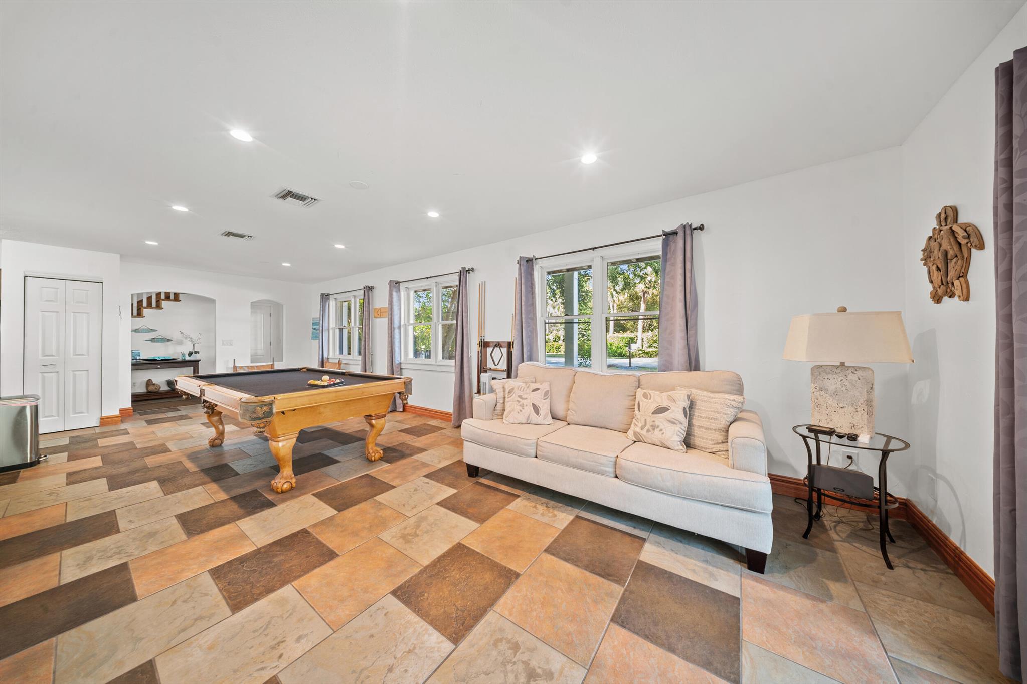 PINEAPPLE BLUFF - Residential