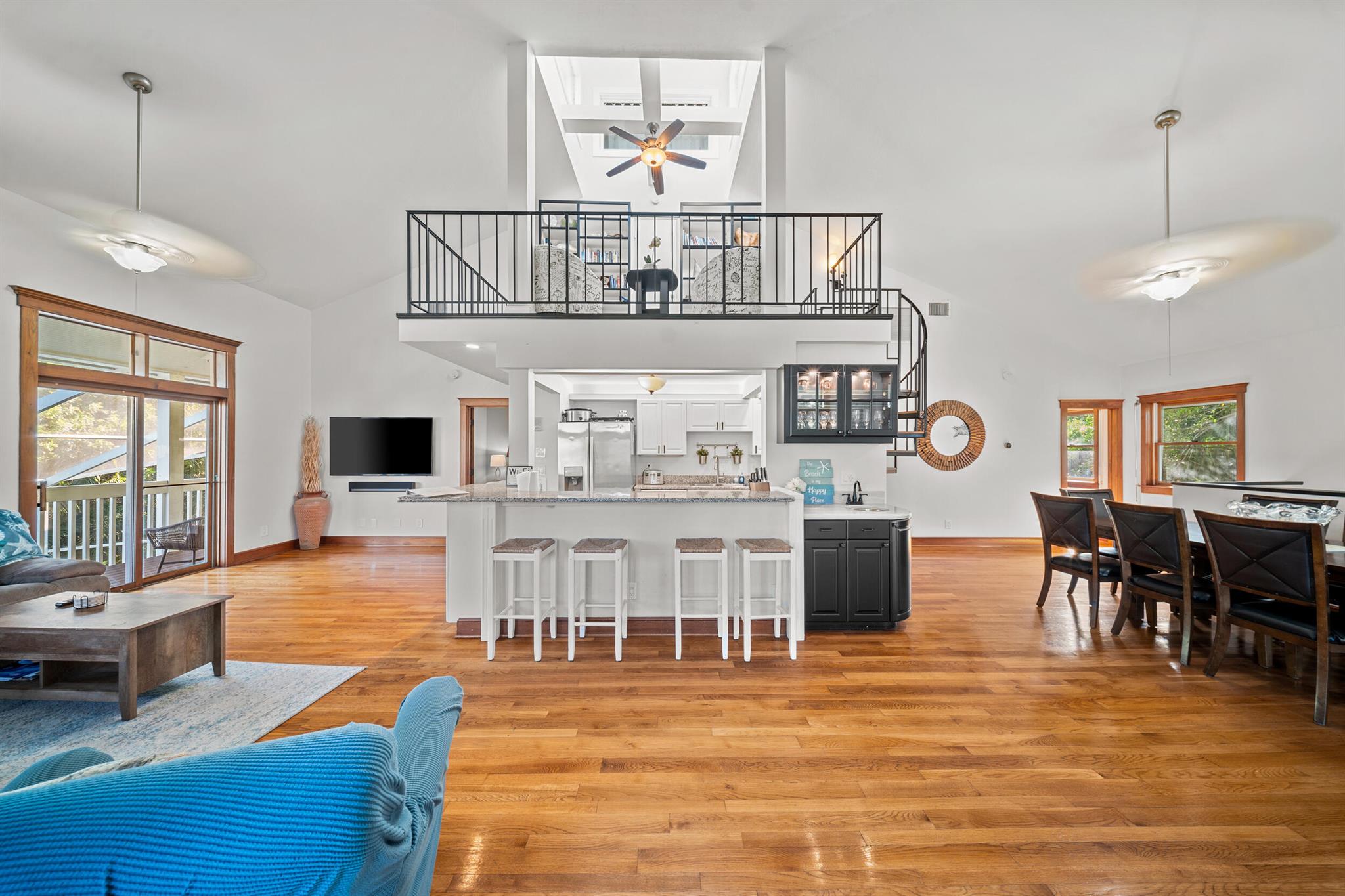 PINEAPPLE BLUFF - Residential