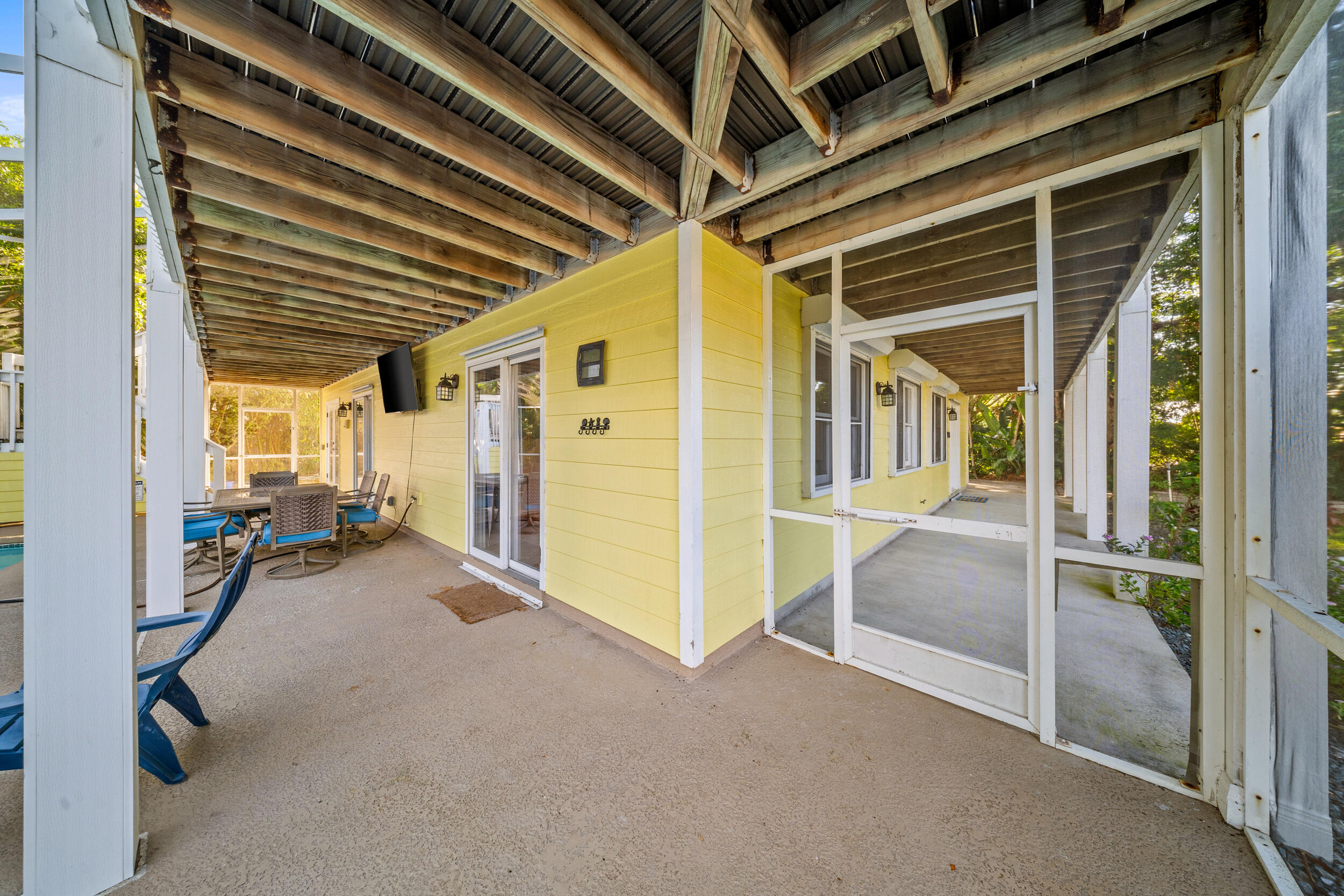 PINEAPPLE BLUFF - Residential