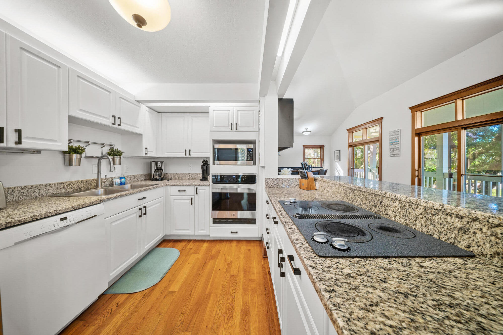 PINEAPPLE BLUFF - Residential