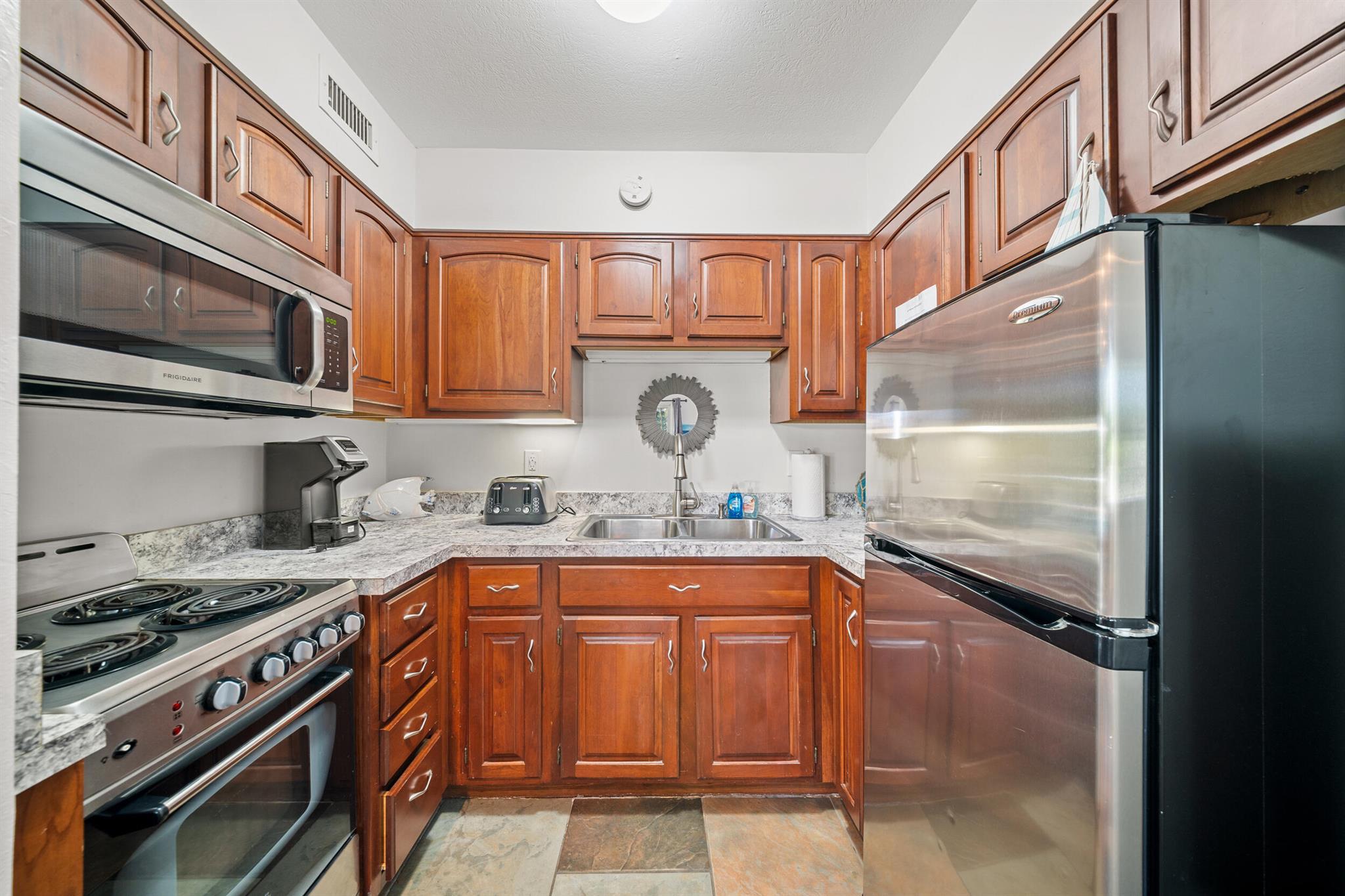 PINEAPPLE BLUFF - Residential