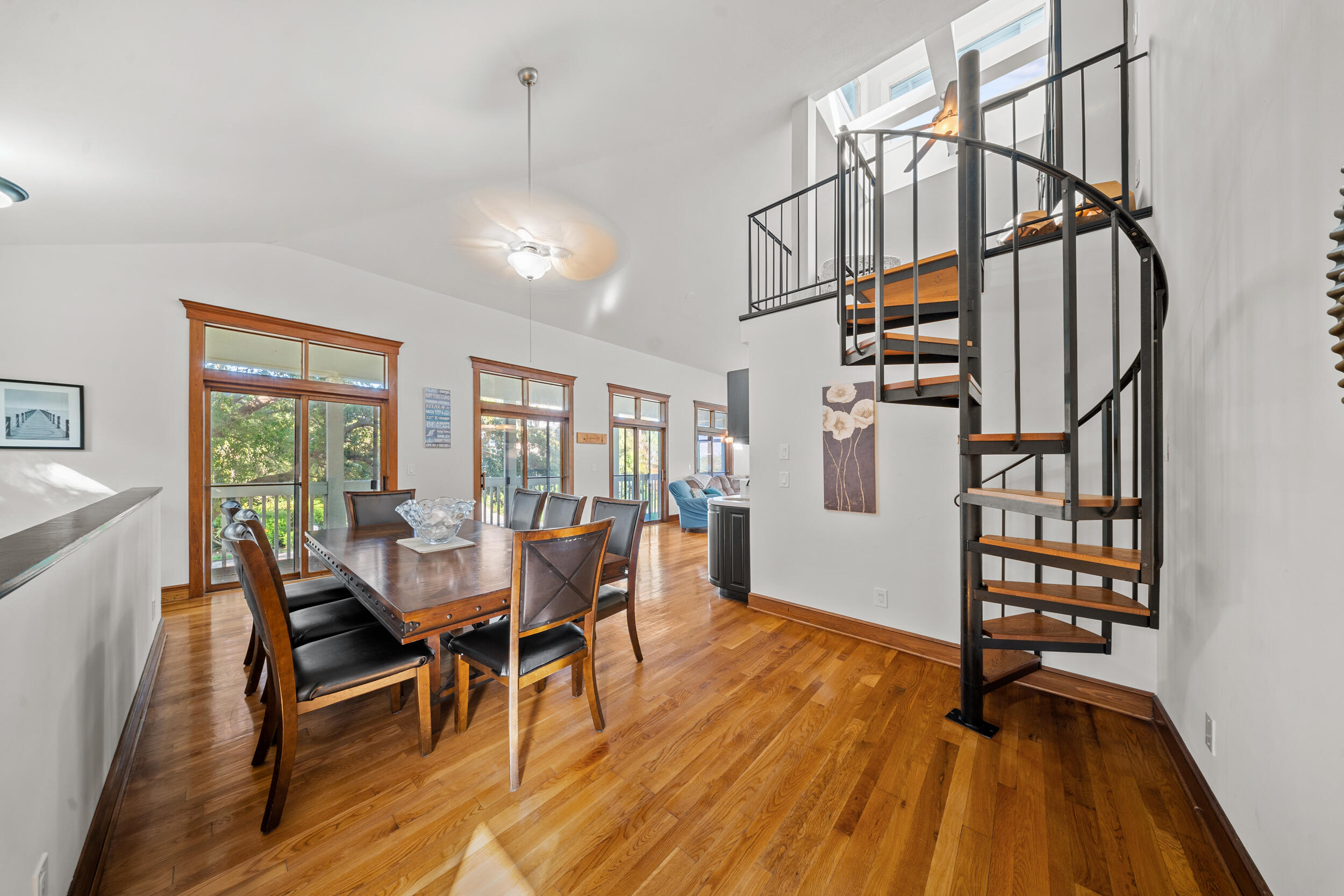 PINEAPPLE BLUFF - Residential