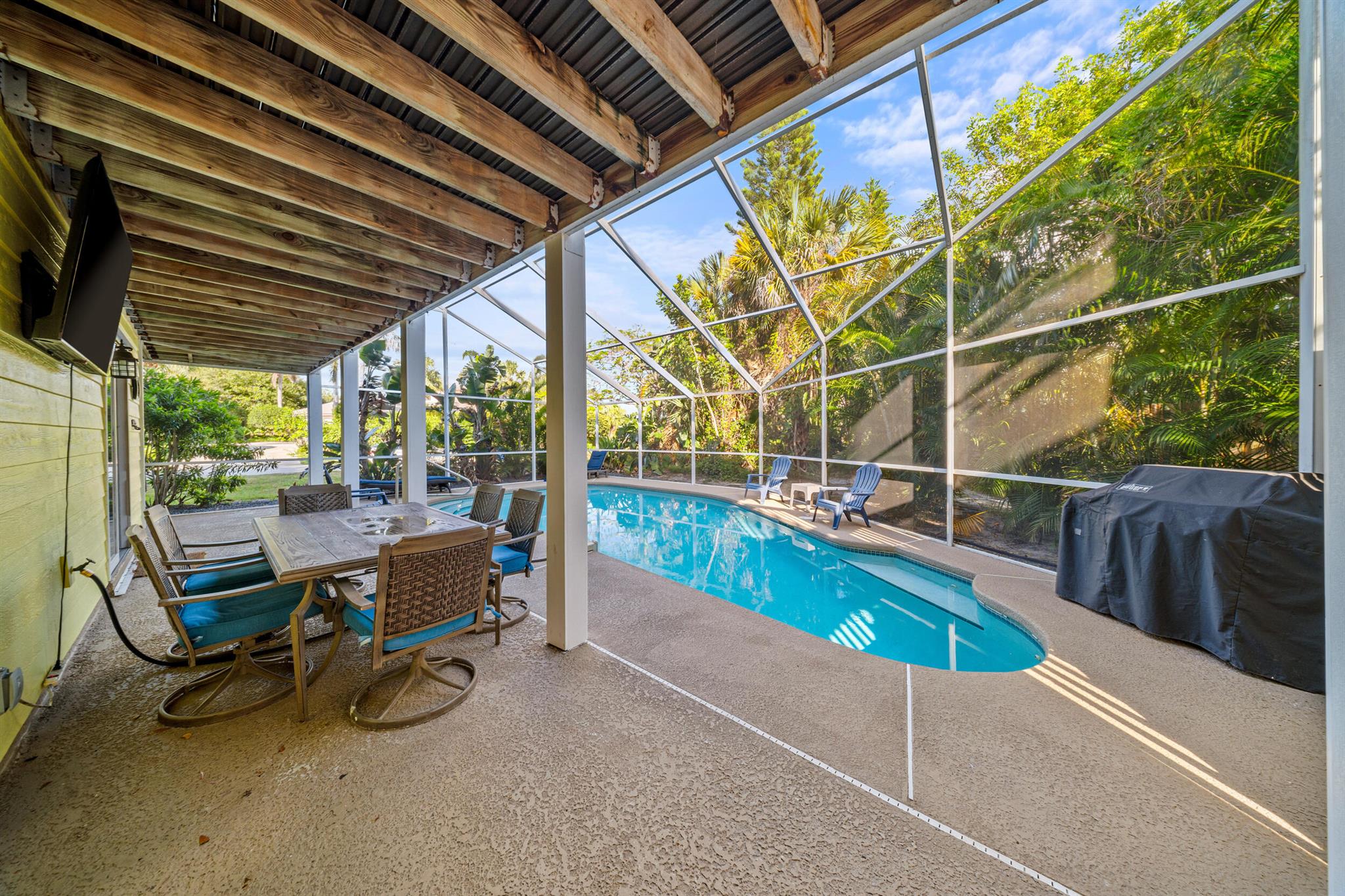 PINEAPPLE BLUFF - Residential