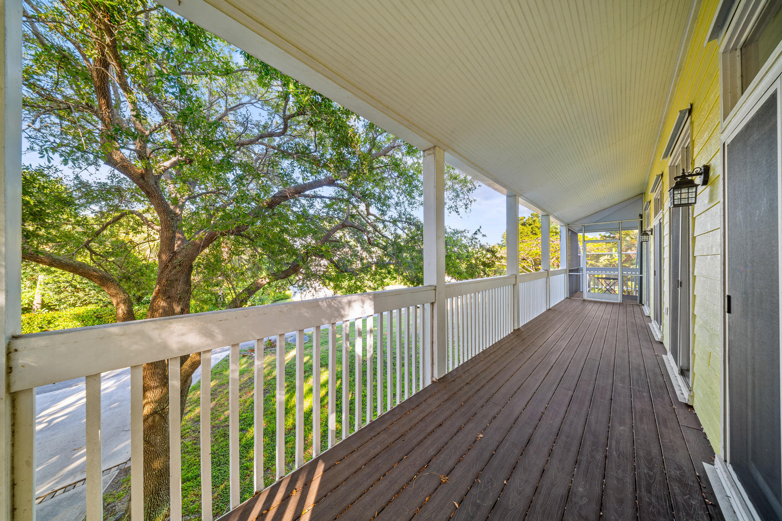 PINEAPPLE BLUFF - Residential
