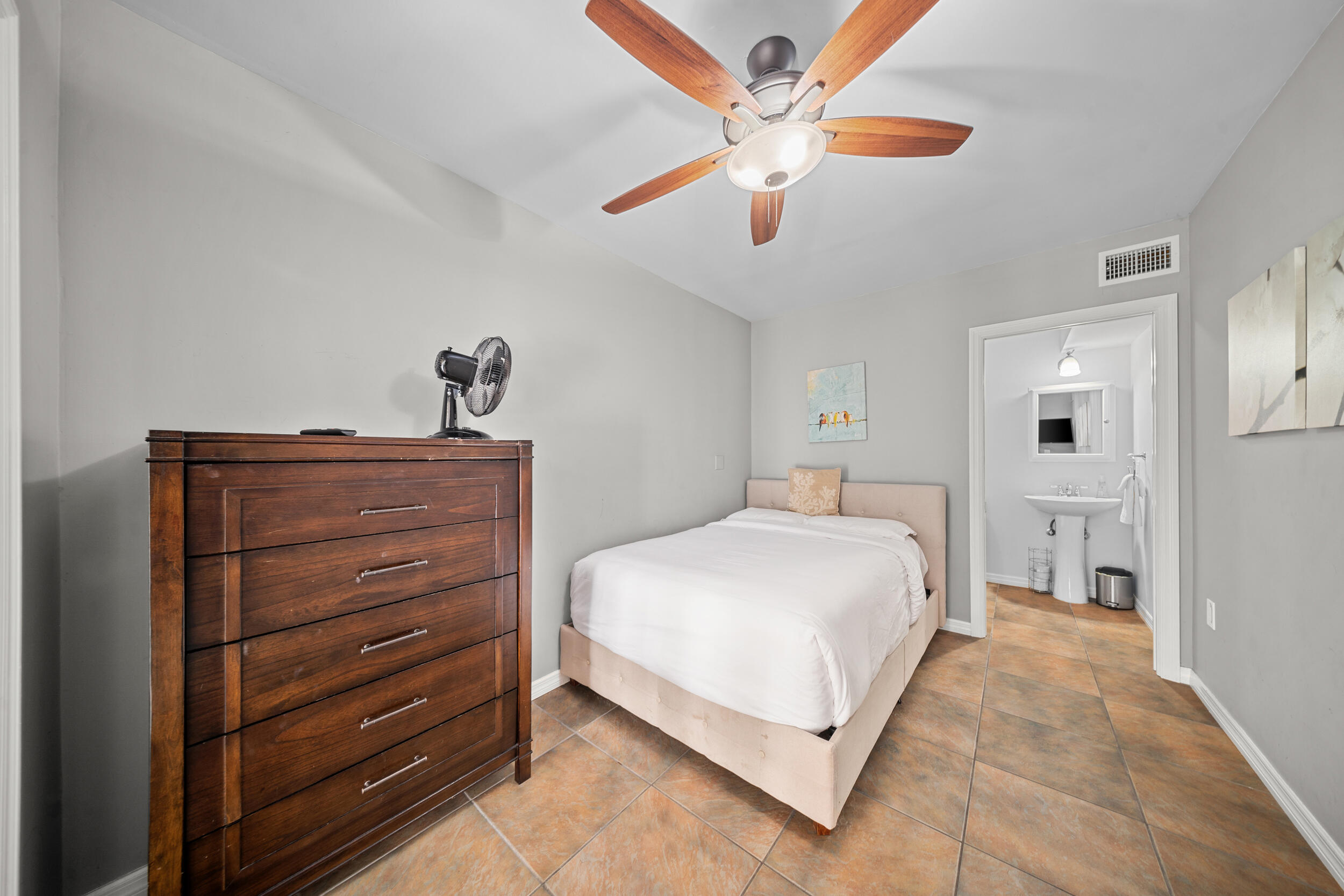 PINEAPPLE BLUFF - Residential