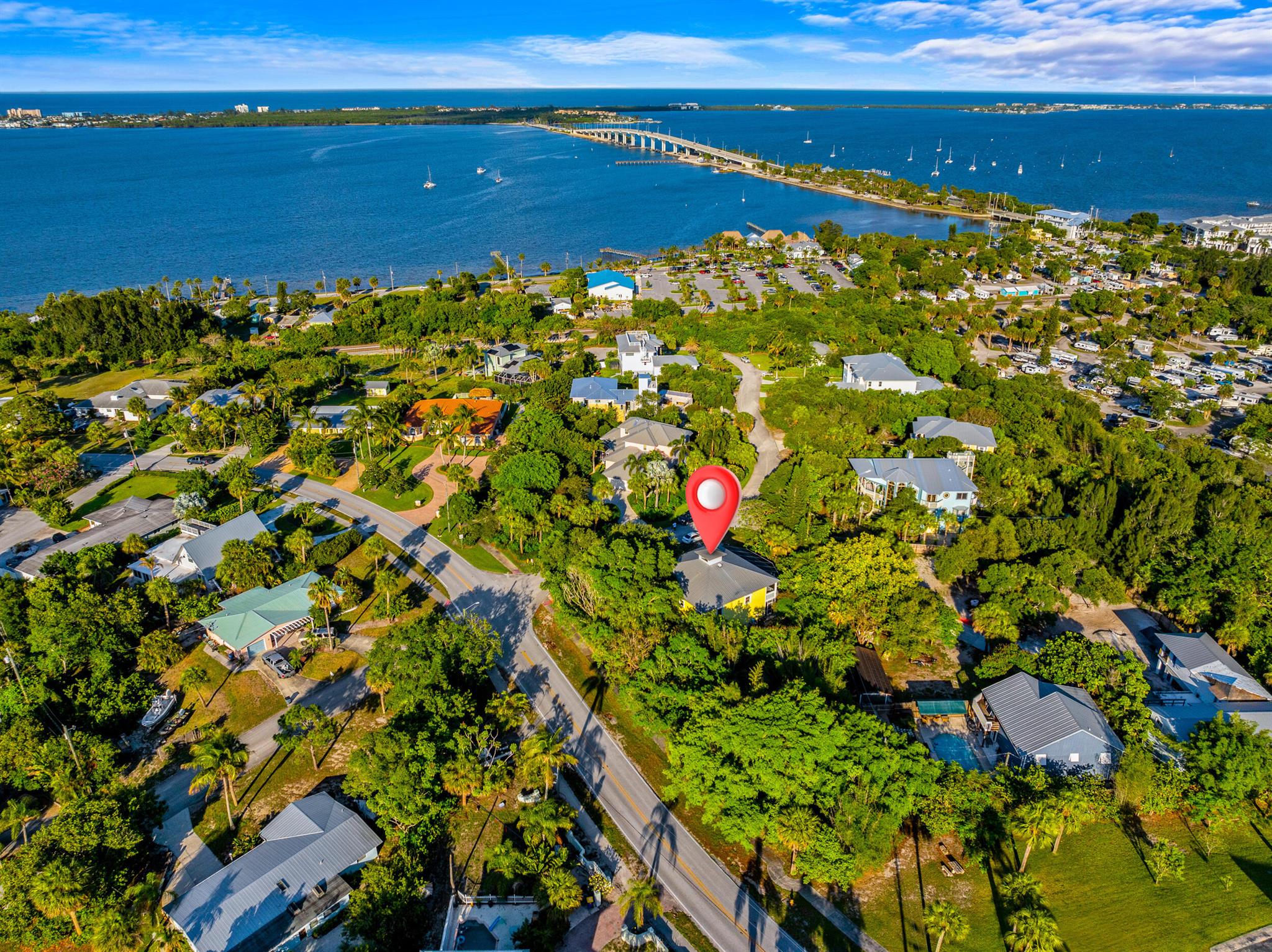 PINEAPPLE BLUFF - Residential