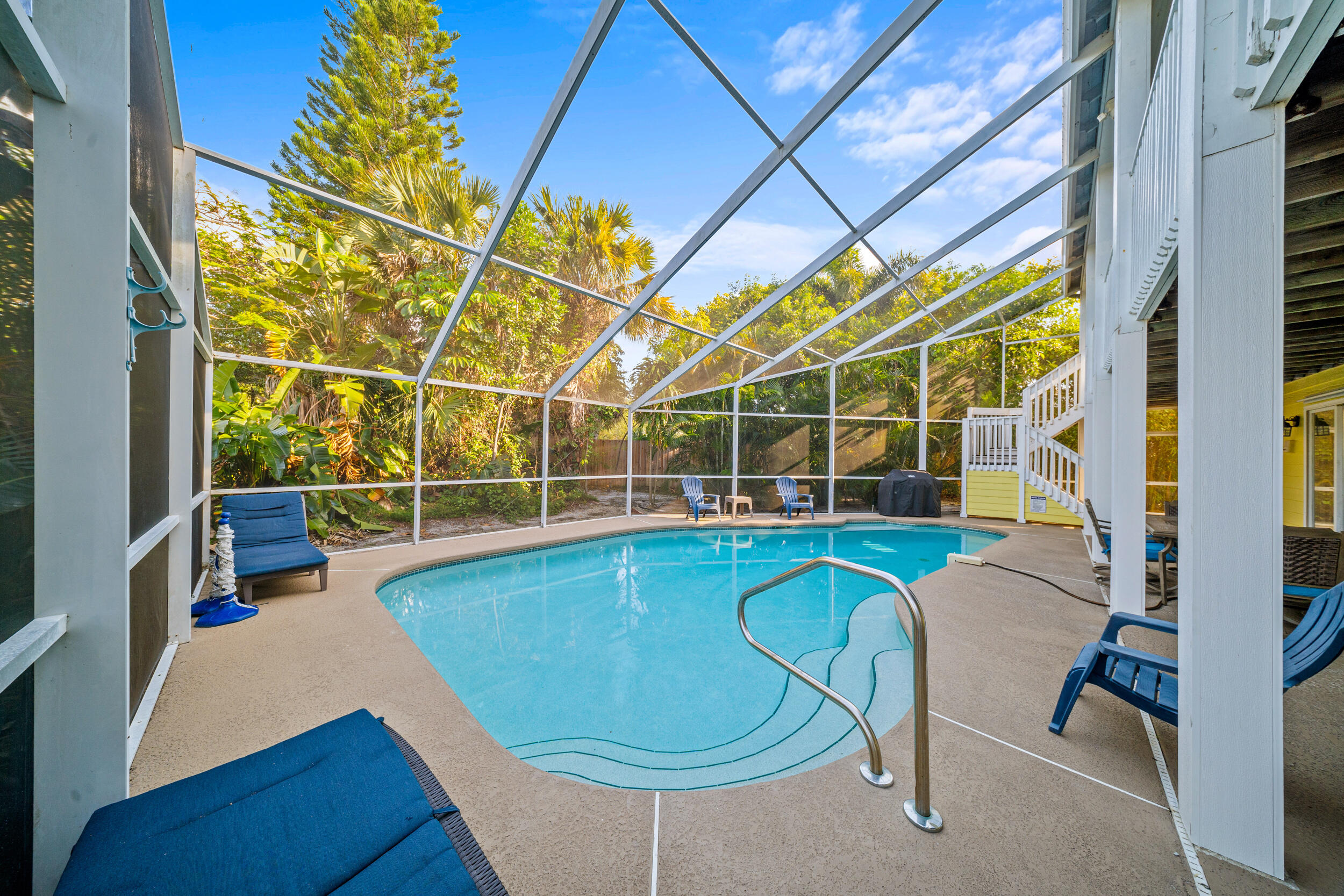 PINEAPPLE BLUFF - Residential