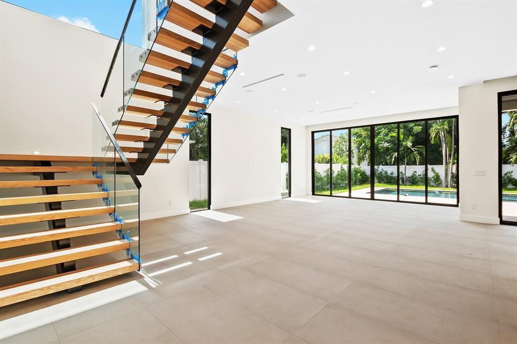 425 NE 10th Ave