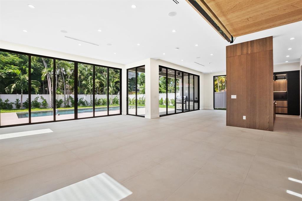 425 NE 10th Ave