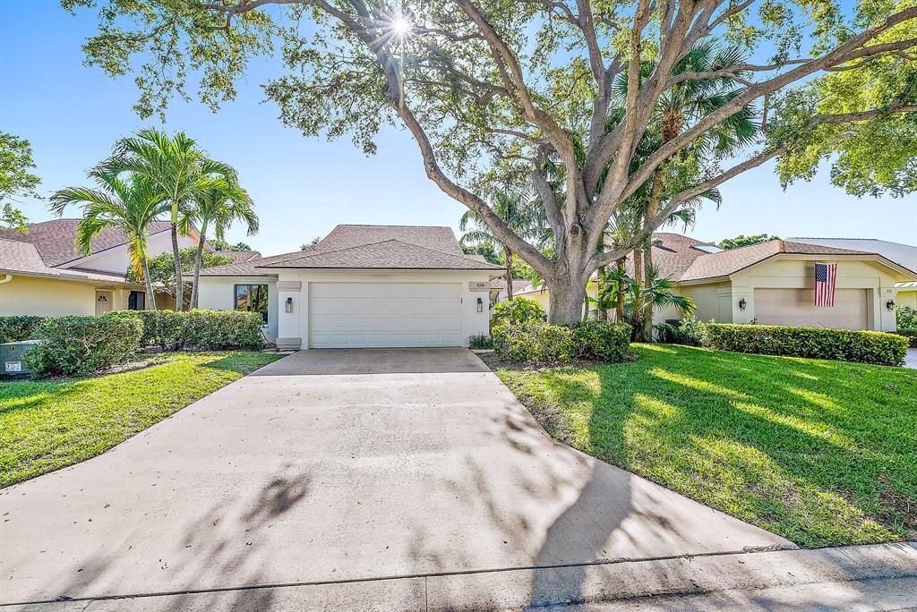 Photo of 109 Harbourside Circle, Jupiter, FL 33477 (MLS # R10886852)